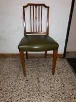 Antiker Stuhl mit grünem Ledersitz Hessen - Maintal Vorschau