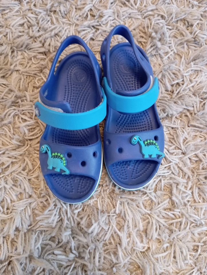 Blaue Badeschuhe mit Dino / Dinosaurier Crocs Größe 12 in Fellbach