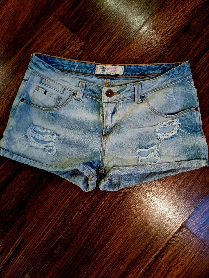 Zara Damen Jeansshorts hellblau Gr. 38 in Bielefeld