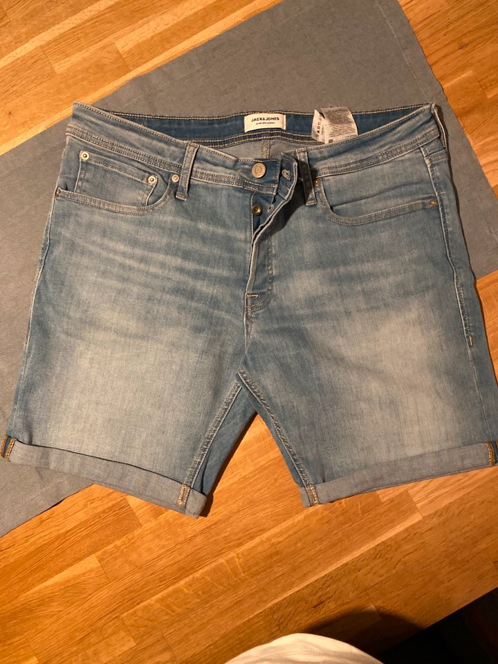 Jack & Jones, Jeans kurz Gr. XL hellblau in Rottweil
