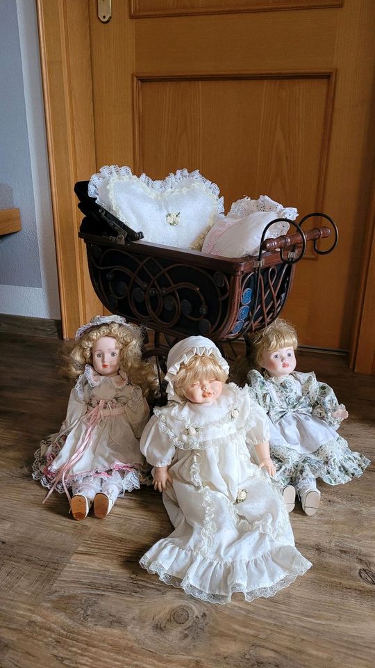 Puppenwagen alt retro mit 3 Porzellan-Puppen in Buch