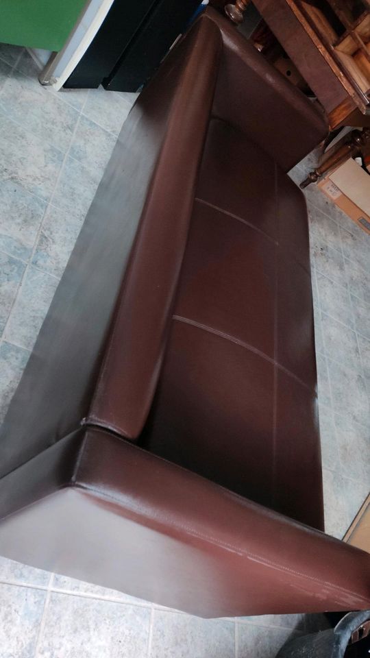 Schöne moderne Couch aus dunkelbraunem Kunstleder in Elsteraue