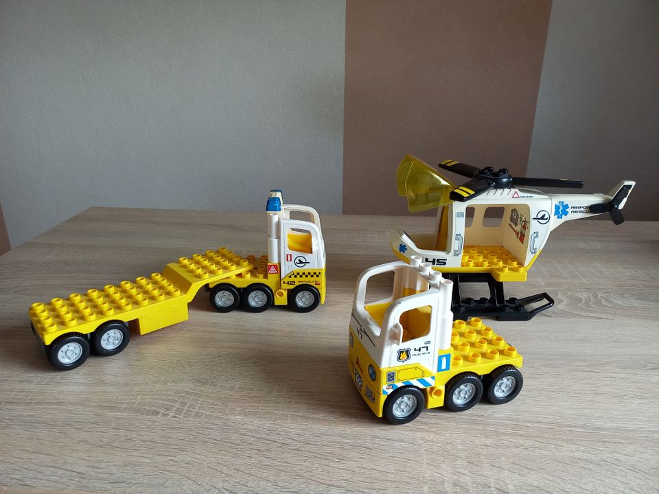 Lego Duplo Flughafen Fahrzeug Hubschrauber Krankenwagen Feuerwehr in Eisenach