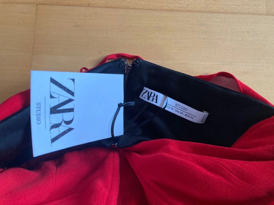 Zara Studio Jumpsuit Limited Edition XS/34 rot Herzausschnitt Neu in Ochsenhausen