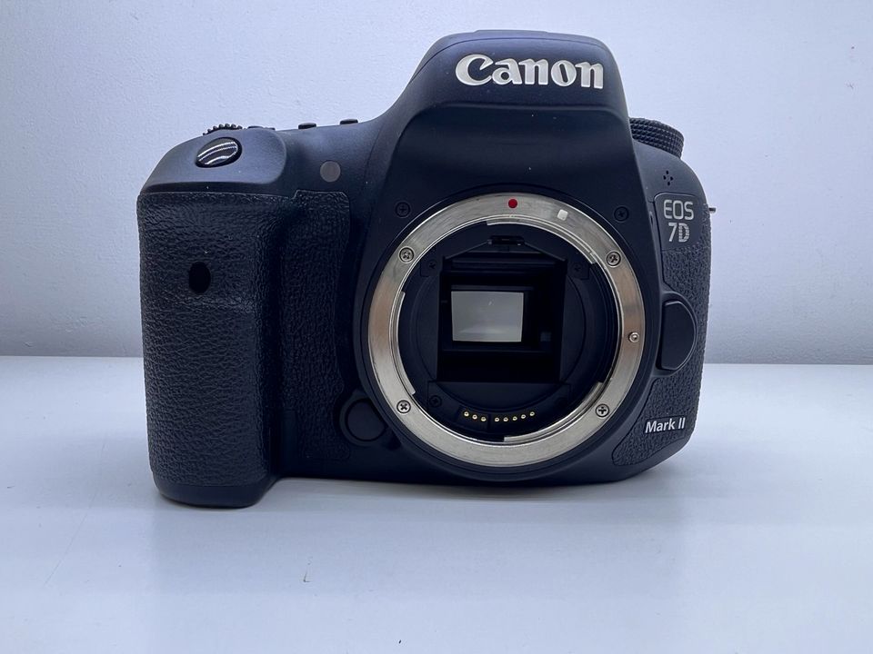 Canon EOS 7D Mark II 20.2 MP nur Body Gehäuse Digital Kamera in Berlin