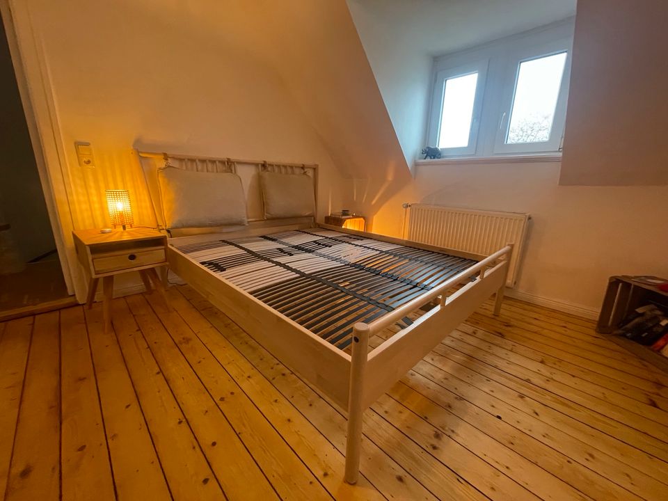 Neuwertiges Holz Doppelbett 160x200 Björksnäs in Bremen