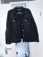 Eine schwarze Jeans Jacke mit Taschen München - Schwabing-Freimann Vorschau