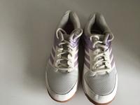 Adidas Hallenschuhe Gr. 4,5 -wie neu- Hessen - Karben Vorschau