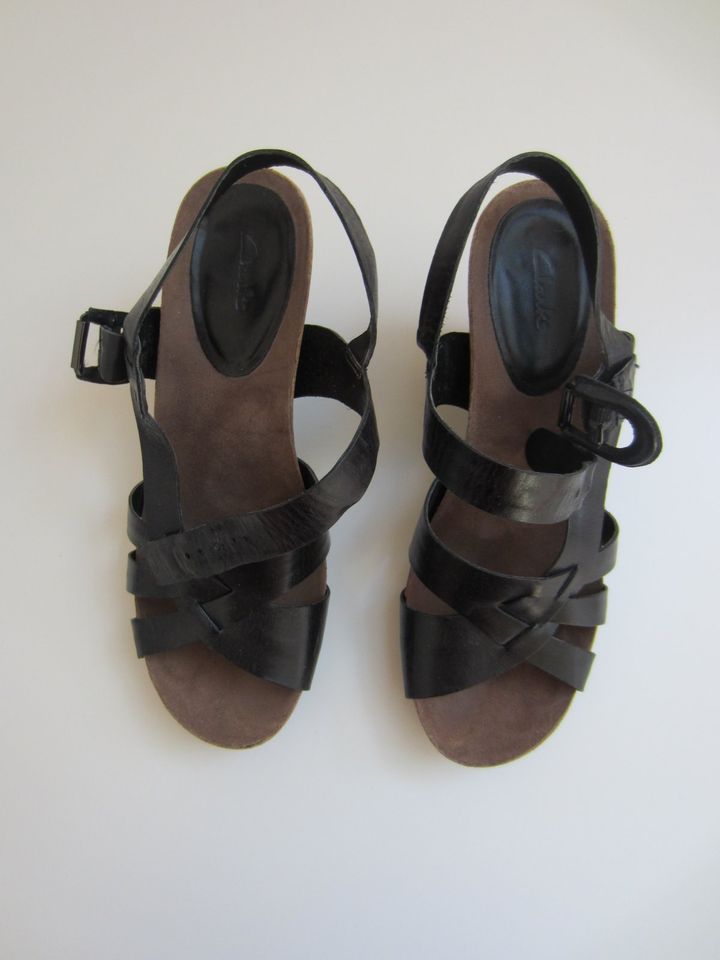 schwarz-braune Clarks-Sandalen mit Keilabsatz (Gr 39) in Hannover