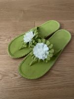 Sandalen Blumen grün Flipflops Zehentrenner Frankfurt am Main - Bockenheim Vorschau