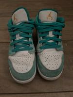 Nike Jordans Sneaker weiß türkis Gold grau Rheinland-Pfalz - Nierstein Vorschau