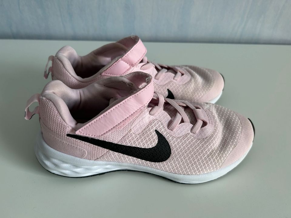 Rosa Turnschuhe für Mädchen - Nike - Gr. 35 in Kelkheim