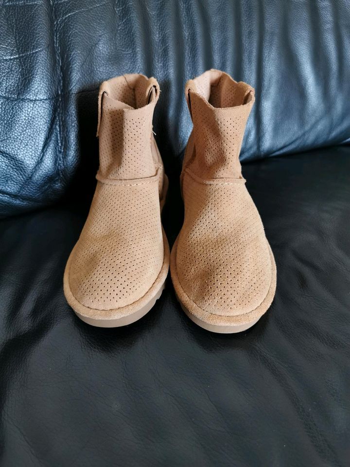 Neu - Ugg Classic Unlined Mini Perf Damen Boots Stiefel. Gr. 36 in Frankfurt am Main