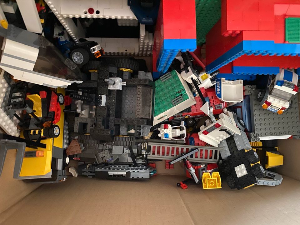 Lego teilweise fertig gebaut in Schwalbach
