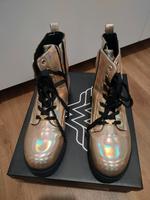 Wonder Woman Hologramm Boots Gr. 37 Niedersachsen - Barsinghausen Vorschau