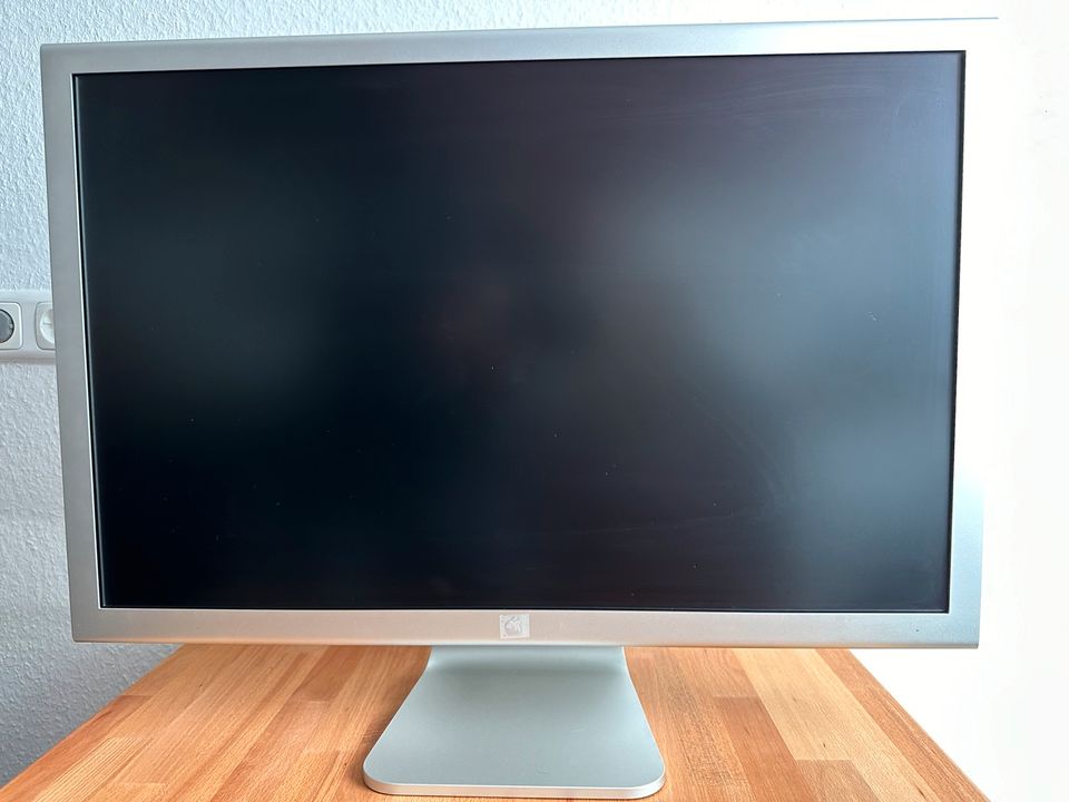 Apple Cinema Display 30” und USB-C Adapter in Frankfurt am Main