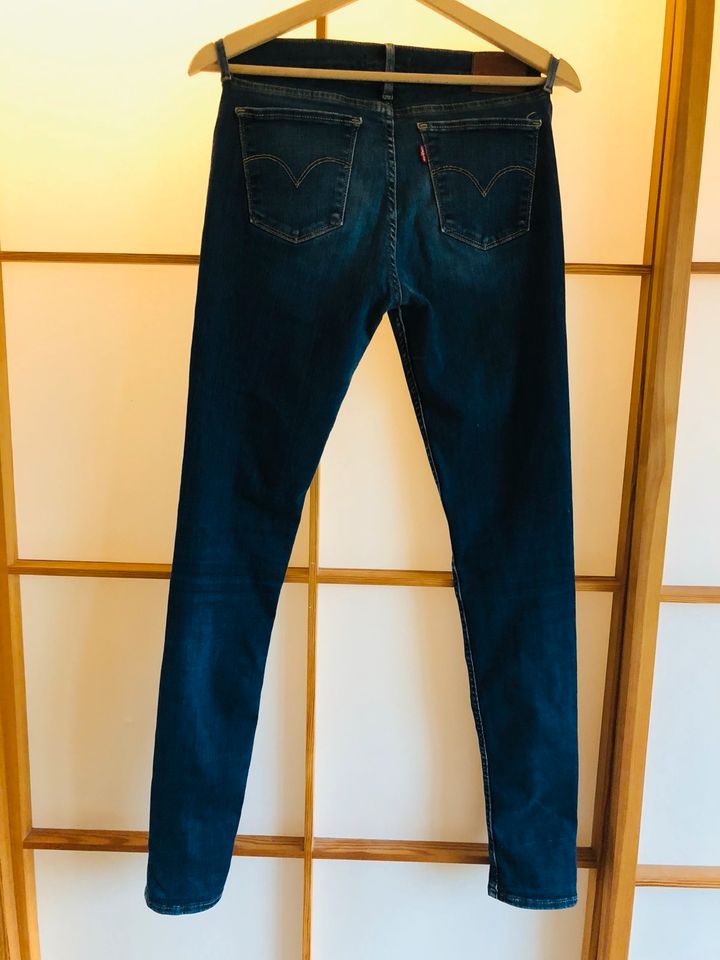 Levi`s Jeans 710 super skinny 28/32 in Hamburg