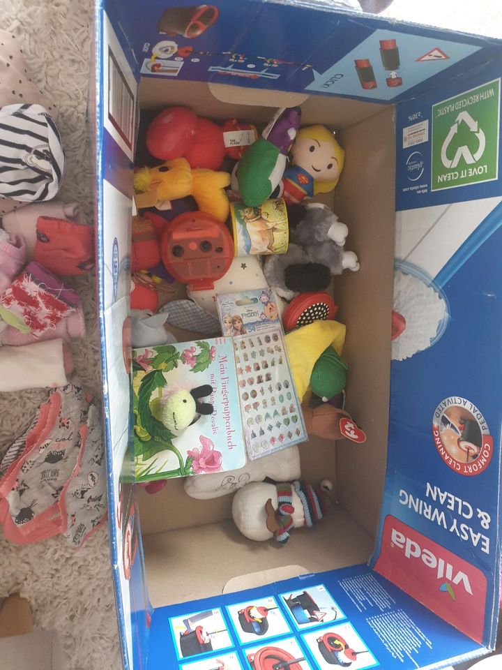 Kiste voll Babyspielzeug, Kuscheltiere usw in Biberach an der Riß