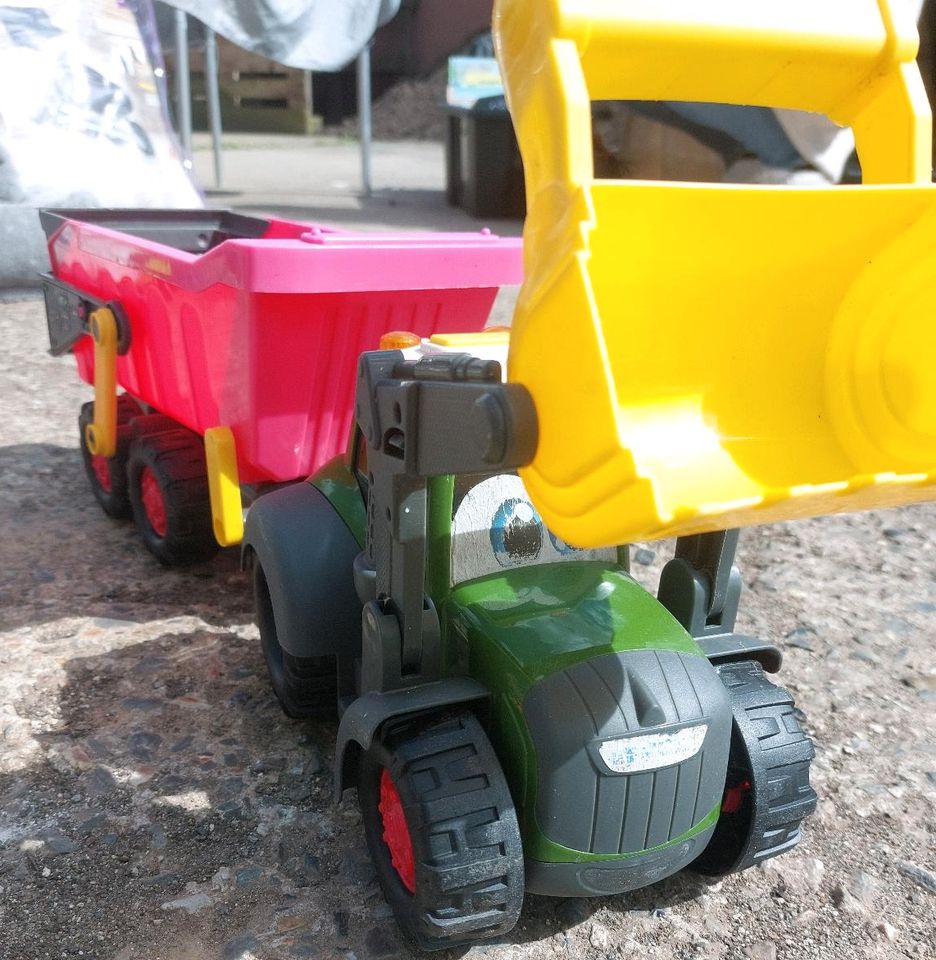 Spielzeug Traktor in Lahntal