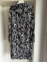 Ulla Popken, STUDIO UNTOLD - Kleid, schwarz weiß, Gr. 42 44 Hessen - Ginsheim-Gustavsburg Vorschau