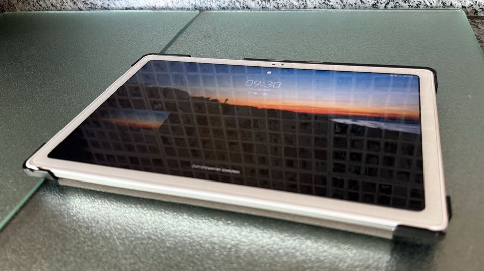 Samsung Tab A7 mit zwei Hüllen und Tastatur in Kiel