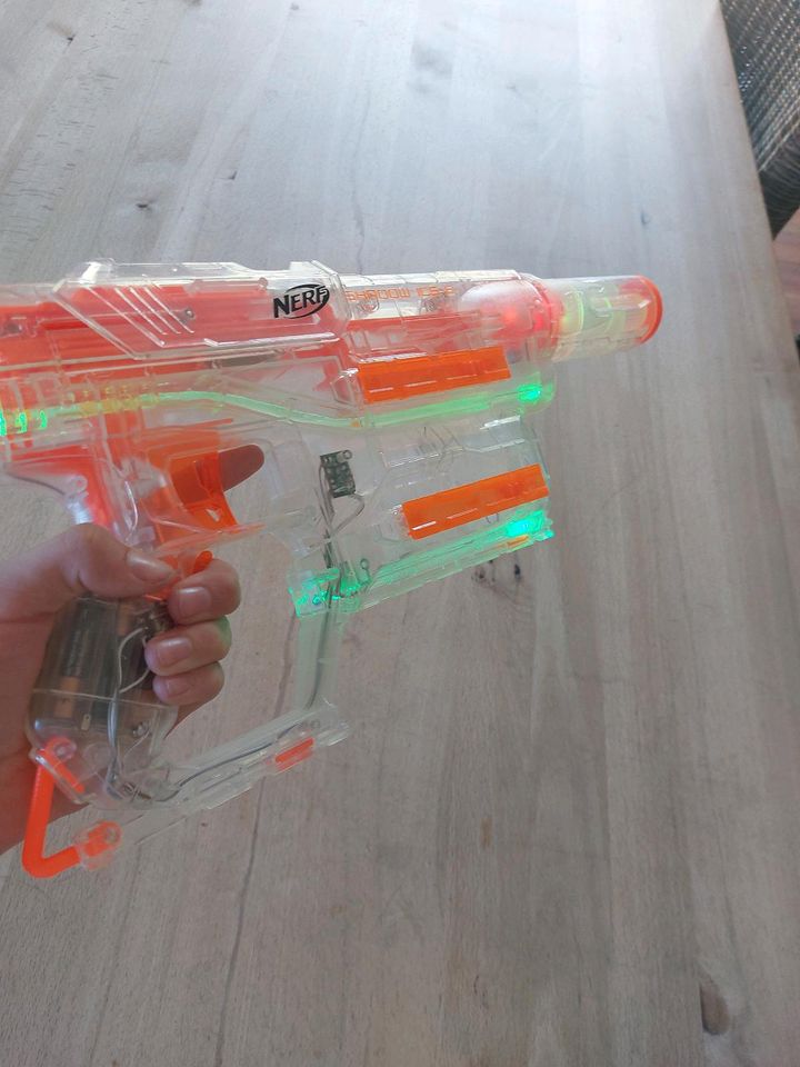 Nerf Waffe mit LED und einem vollem Magazin in Bargfeld-Stegen