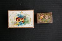 kleine alte Holzbox und kleine Pappschachtel mit Stiefmütterchen Nordrhein-Westfalen - Hagen Vorschau