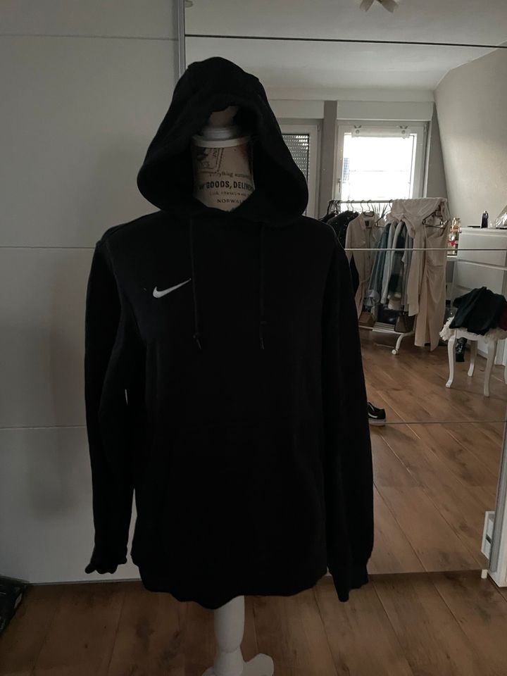 Nike hoodie schwarz m Pullover in Halvesbostel