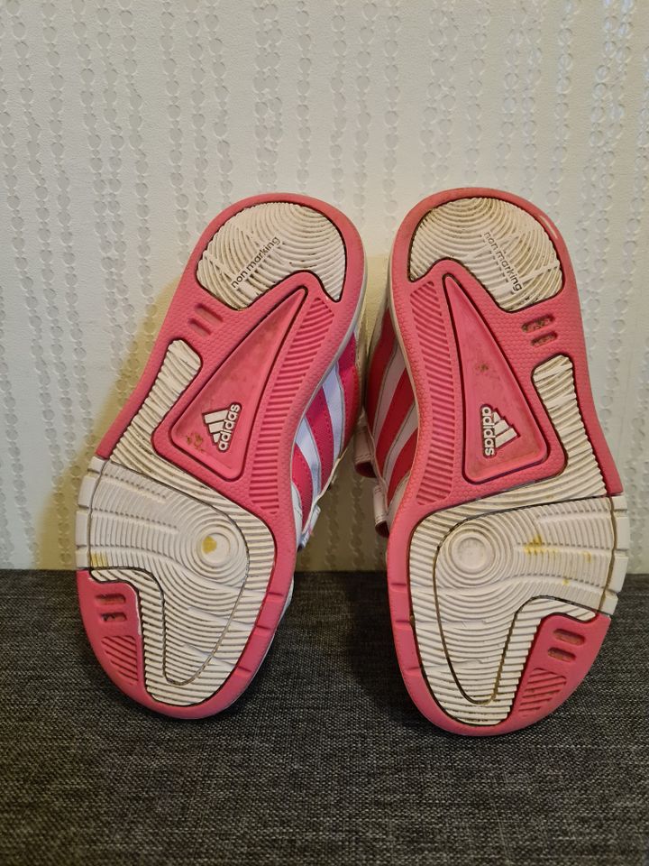 Adidas Turnschuh Gr. 29 in Marktbreit