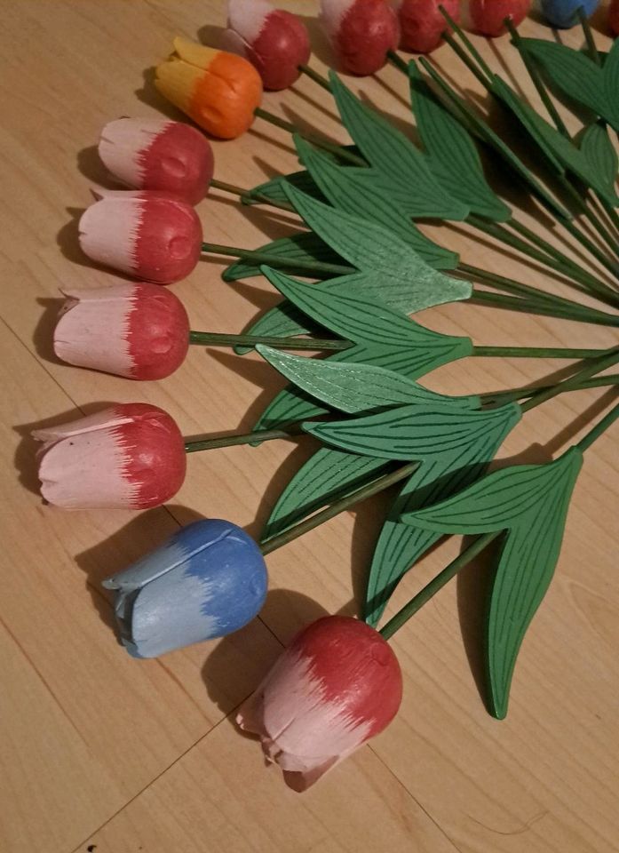 17 bunte Tulpen Deko aus Holz in Pielenhofen