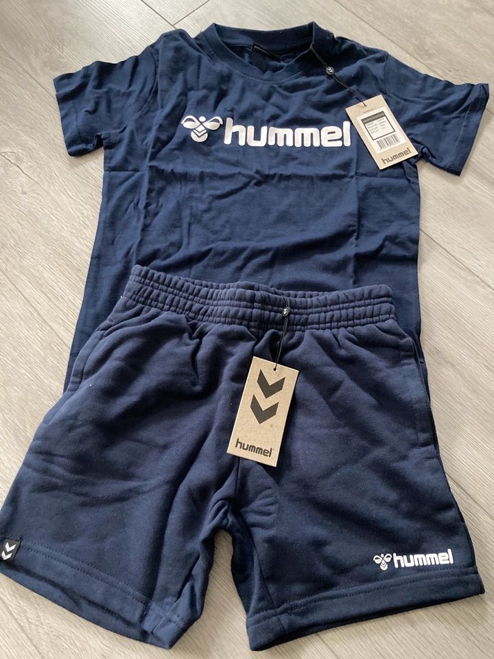 Hummel Jungen T Shirt und Shorts in Wuppertal