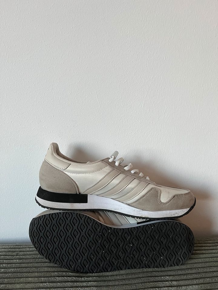 Adidas in Beige in Essen