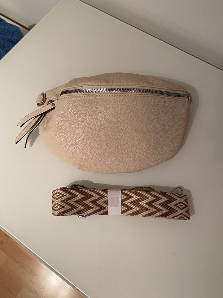 Bauchtasche schwarz und beige in Frankfurt am Main