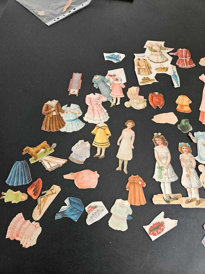 Alte Anziehpuppen aus Papier, über 100 Jahre alt, sehr selten in Rödermark