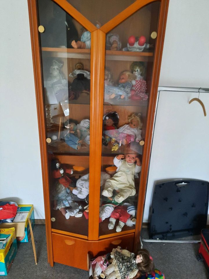 Puppen verschiedener Größe  mit Schrank in Ankum