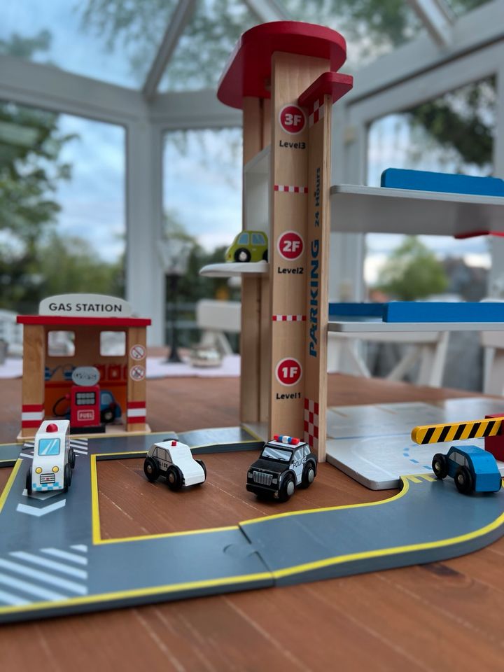 Parkhaus von New Classic Toys mit Zubehör in Wienhausen