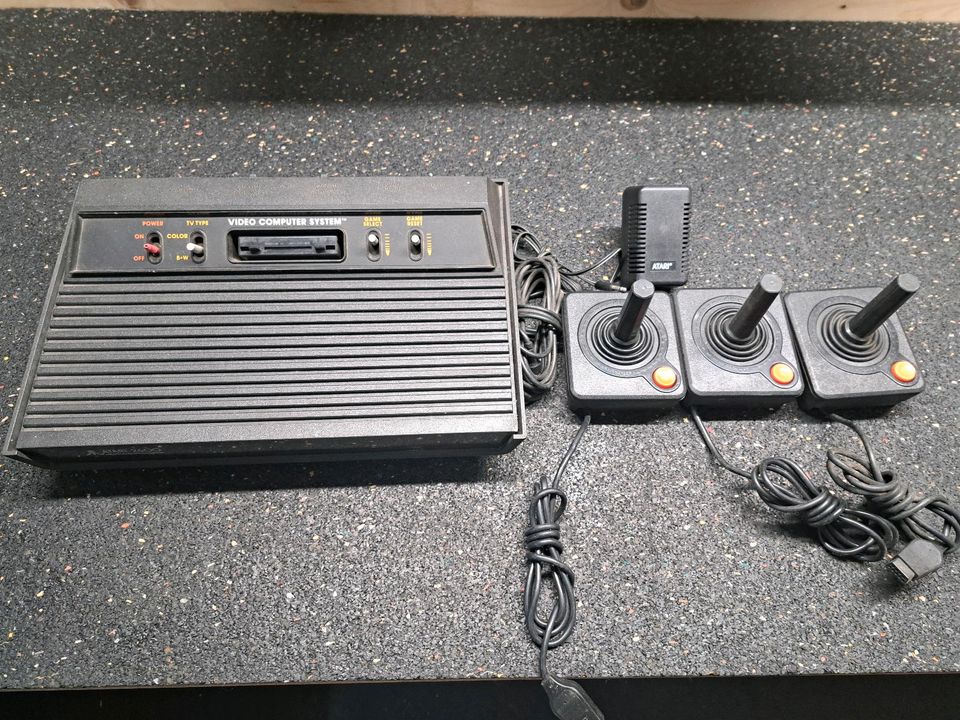 ATARI 2600 3 Joysticks, Netzteile + Spiele PAC-MAN etc. in Rheinau