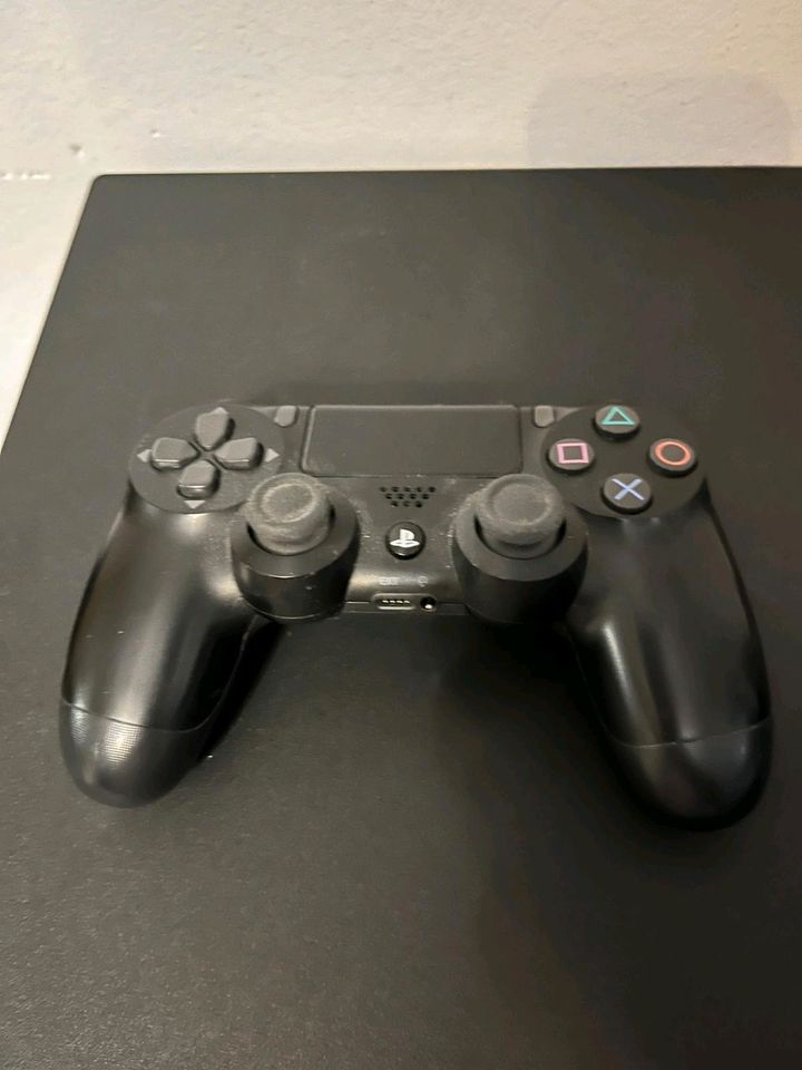 PS4 + Controller und drei Spielen in Groß-Umstadt