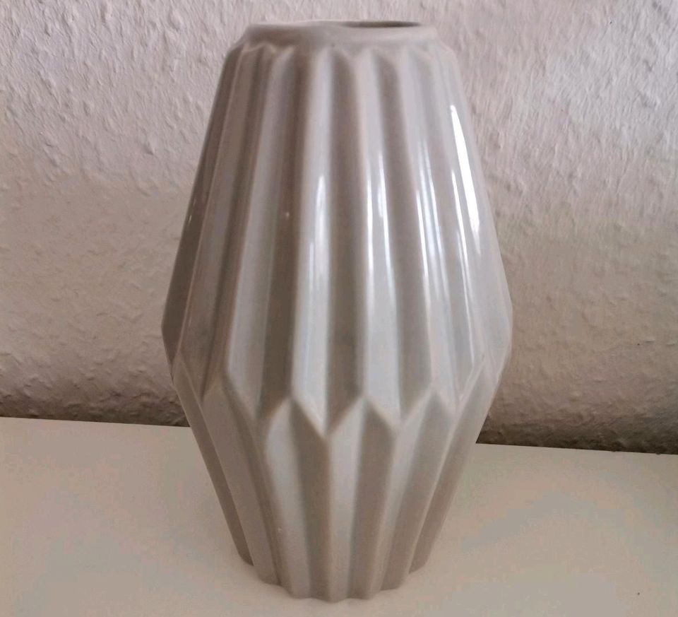 Depot Vase grau 16cm hoch mit Eukalyptus in Bonn