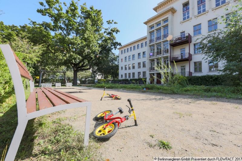 Ready-to-occupy: 2-room flat with balcony and car parking space in Berlin