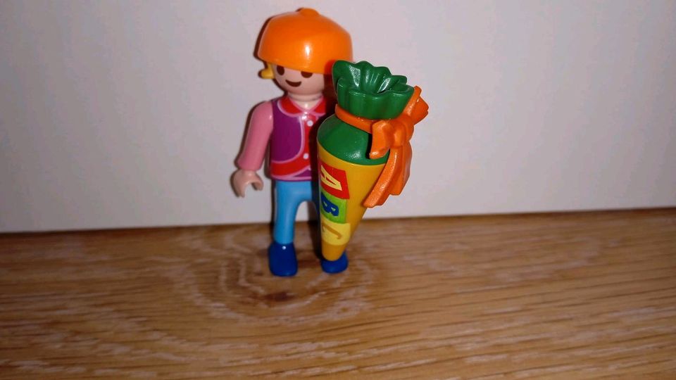 Eingeschultes Kind mit Schultüte Playmobil in Langenfeld