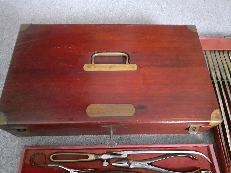 Antiker Arztkoffer mit Besteck in Rastede