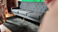 Graues Sofa mit drei Polsterkissen Niedersachsen - Stadthagen Vorschau