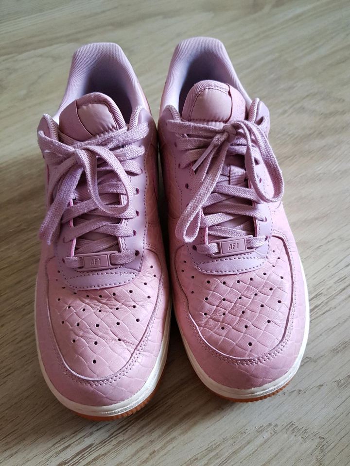 Nike Air Force Rosa Kroko in Berlin