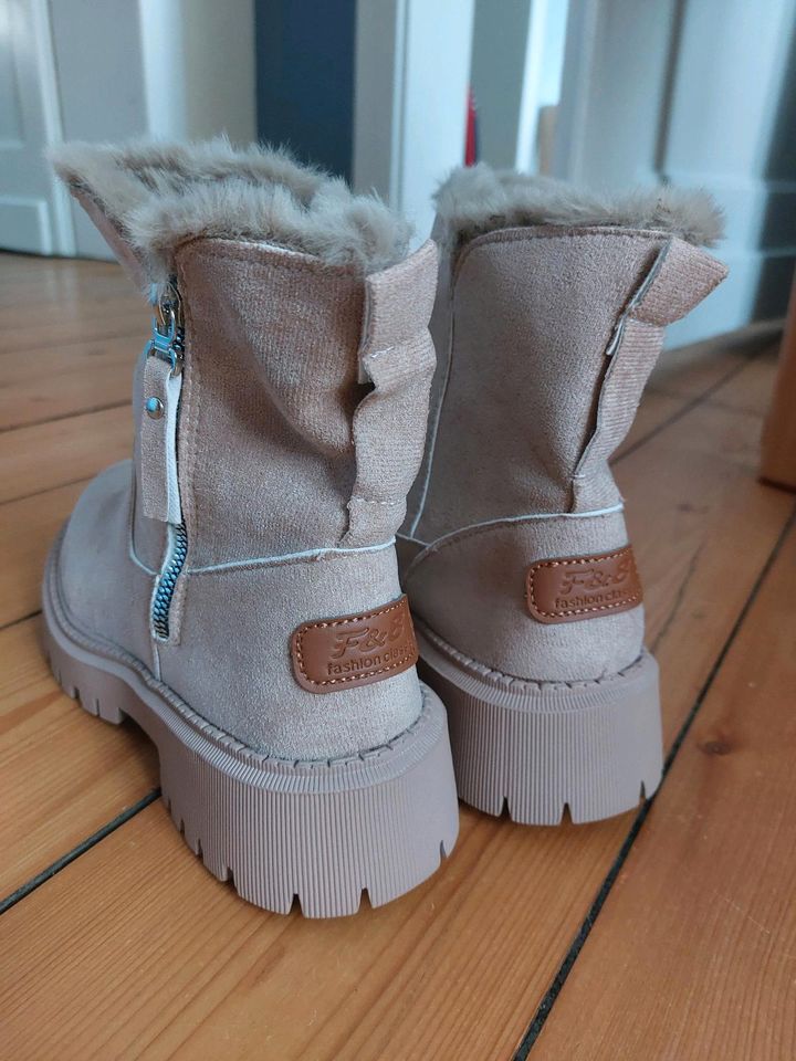 Flauschige Winterstiefel Gr.38 neu in Übach-Palenberg