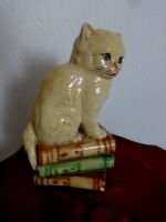 Katze auf einem Bücherstapel .Gipsfigur,alt. Rheinland-Pfalz - Pirmasens Vorschau