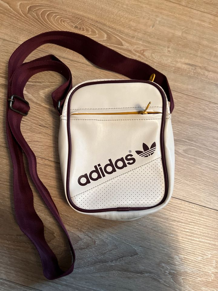 Adidas Umhängetasche in Langenselbold