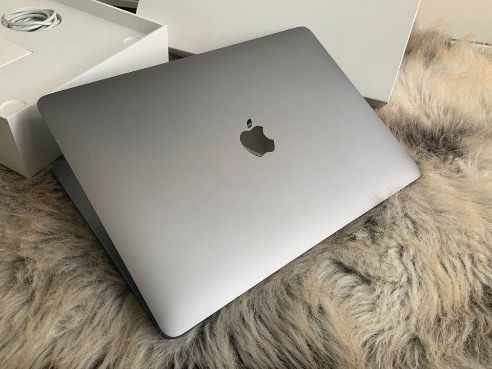 Apple MacBook Air 13 Zoll (256GB SSD, M1, 8GB) Space Grau in Oberhausen