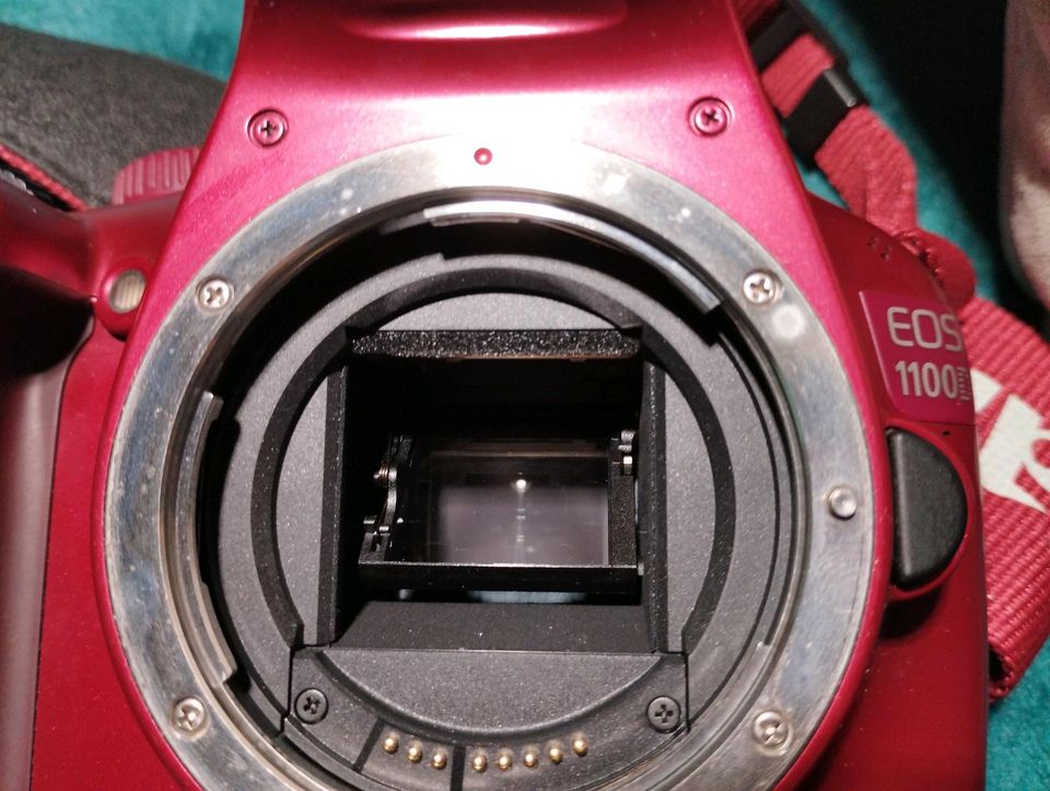 Canon EOS 1100D Spiegelreflex Rot mit Objektiv, Tasche, Karte in Essen Freisenbruch