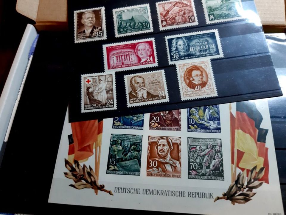 Alte Deutschland und Welt Briefmarken in einer Box zu verk. in Bremen